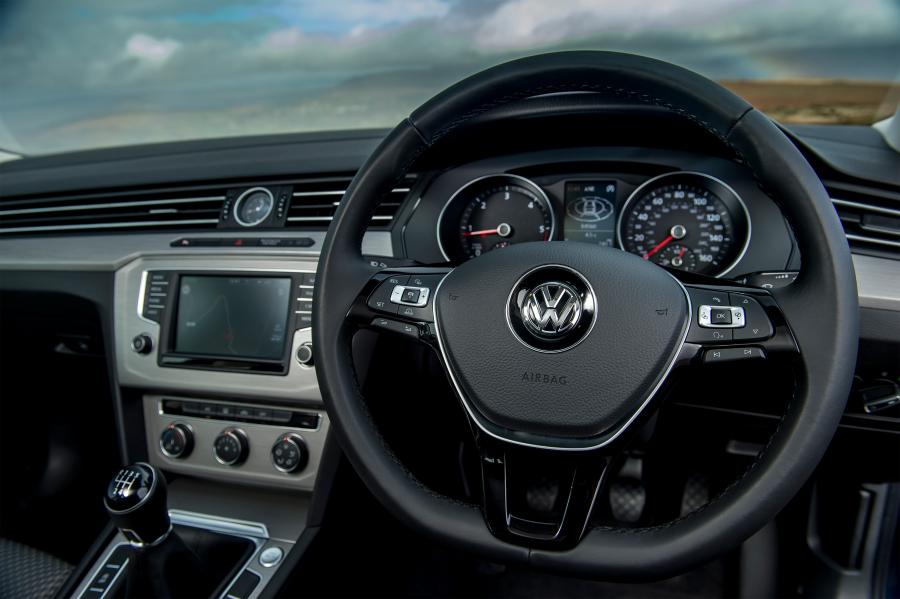 Панель приборов Volkswagen Passat Estate BlueMotion 2015 года  (UK) (фото 25 из 30)